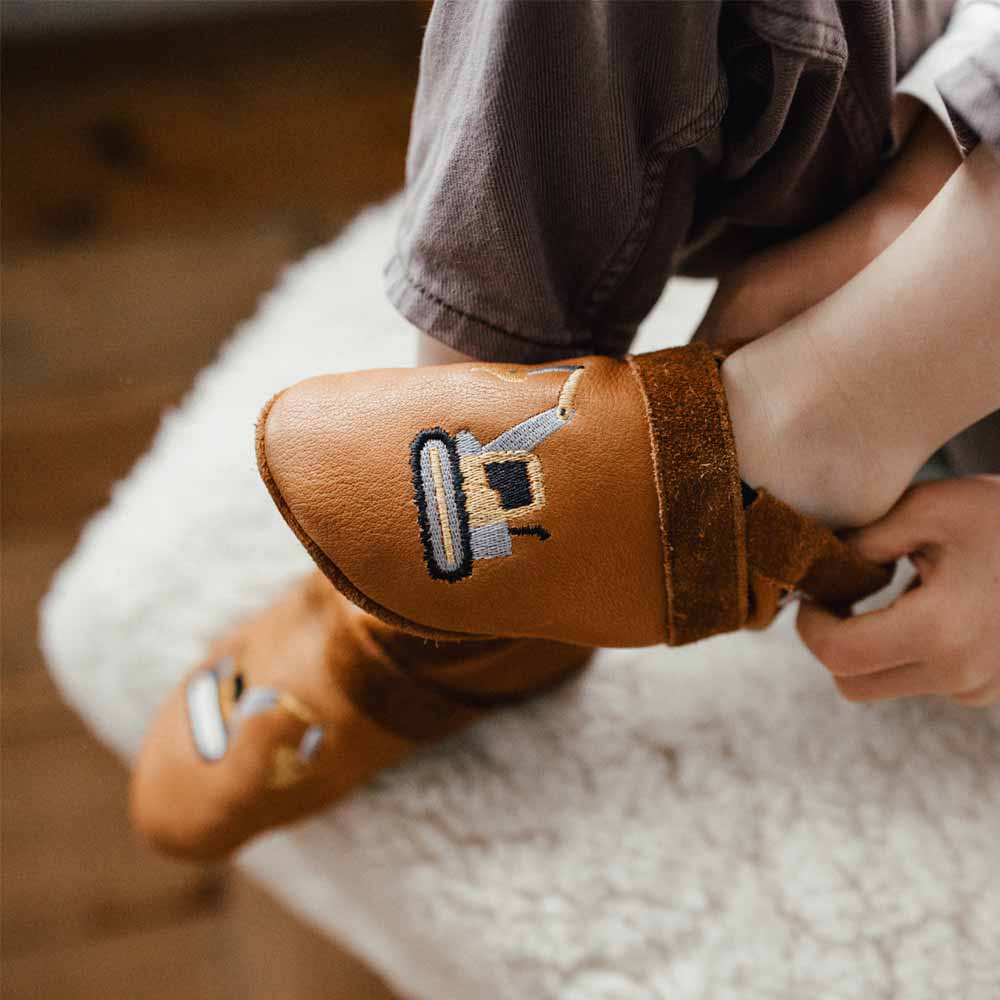 Pantolinos Bagger Krabbelschuhe Naturleder Jungenmotiv
