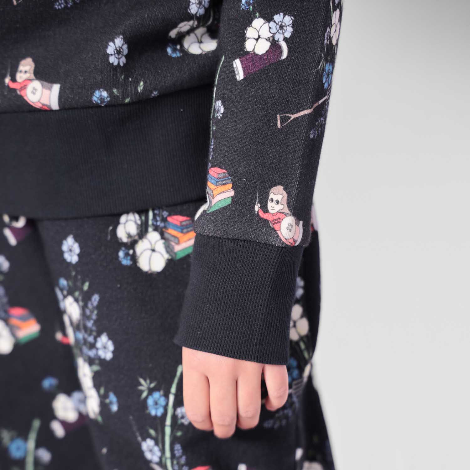 Infantium Victoria Black Floral Sweatshirt 104 Schwarz Bio-Baumwolle