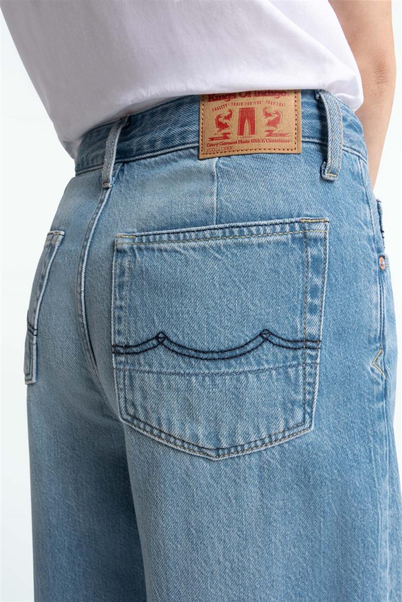 Kings of Indigo Leila Light Barrel Jeans Luiz Super Light hellblau