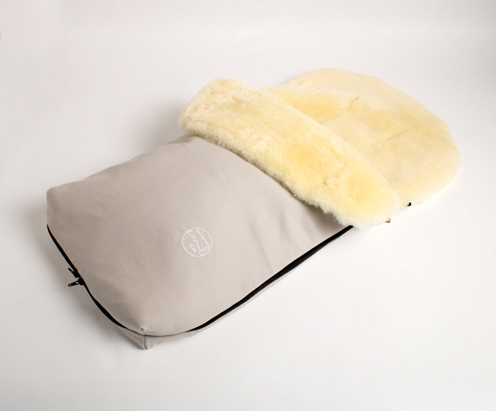 Naturkind Emil Slim Lammfell Fußsack Jade für Lars & Mads