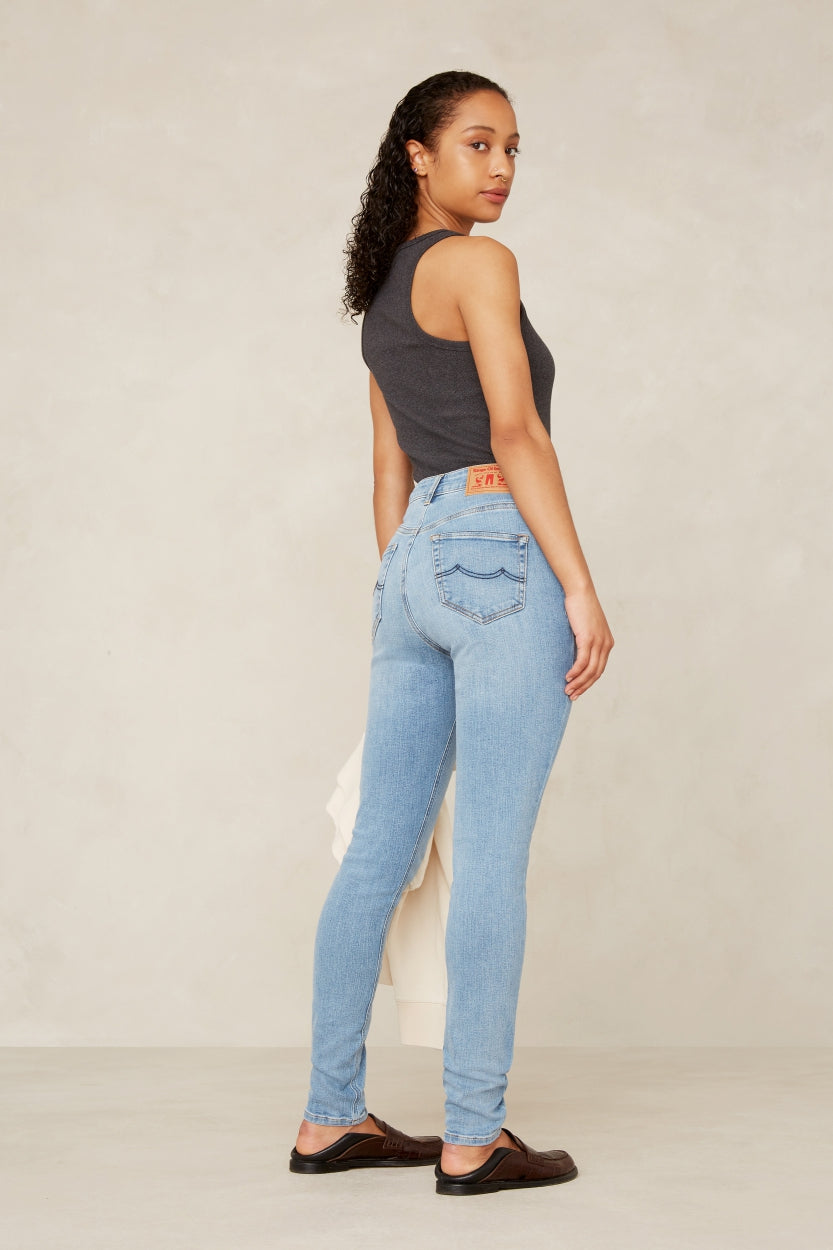 marlowe nature Christina High Jeans gorbi blue worn Bio-Baumwolle
