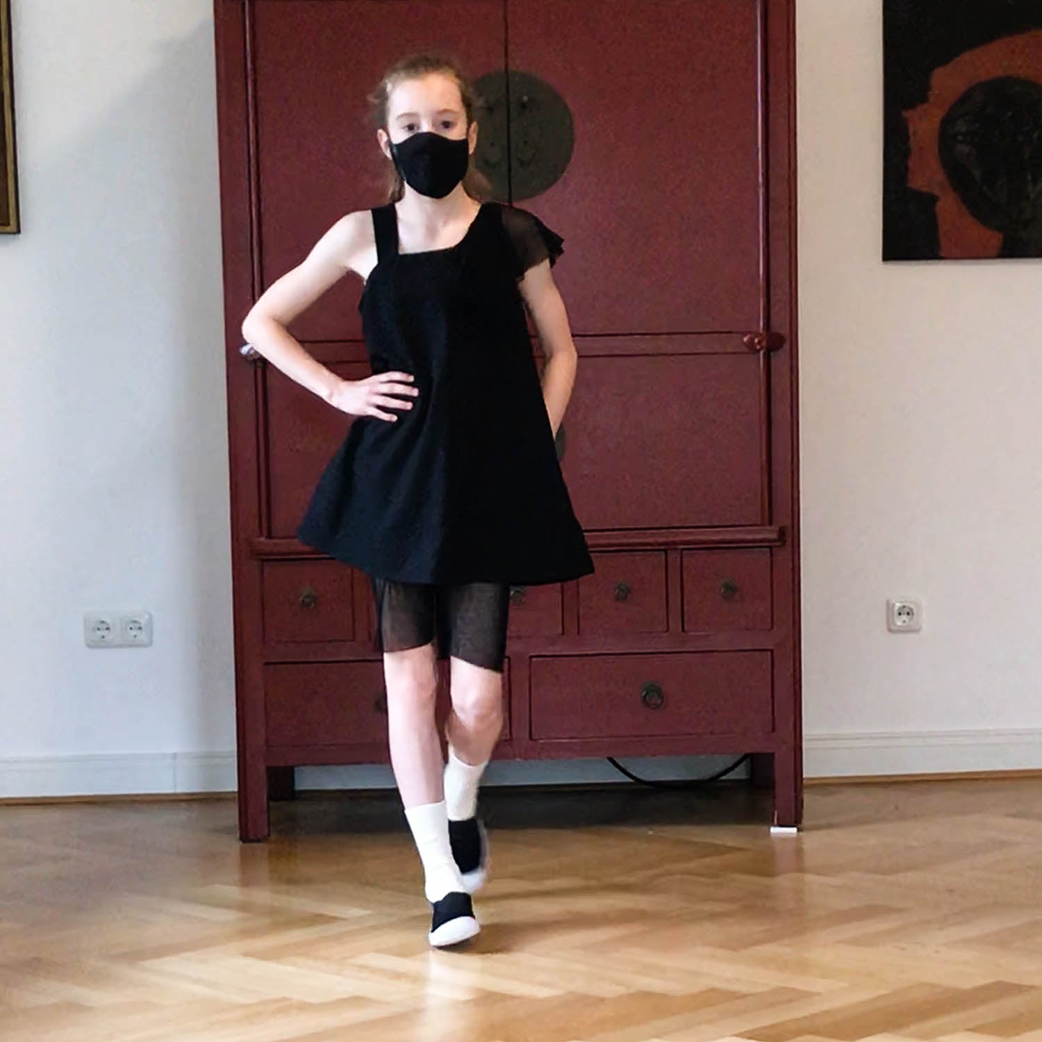 Infantium Victoria Asymmetric Kleid Schwarz Baumwolle Tüll