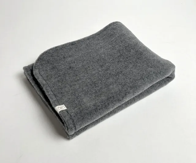 Naturkind Wollfleece Decke Grau 70x100 Bio-Merinowolle