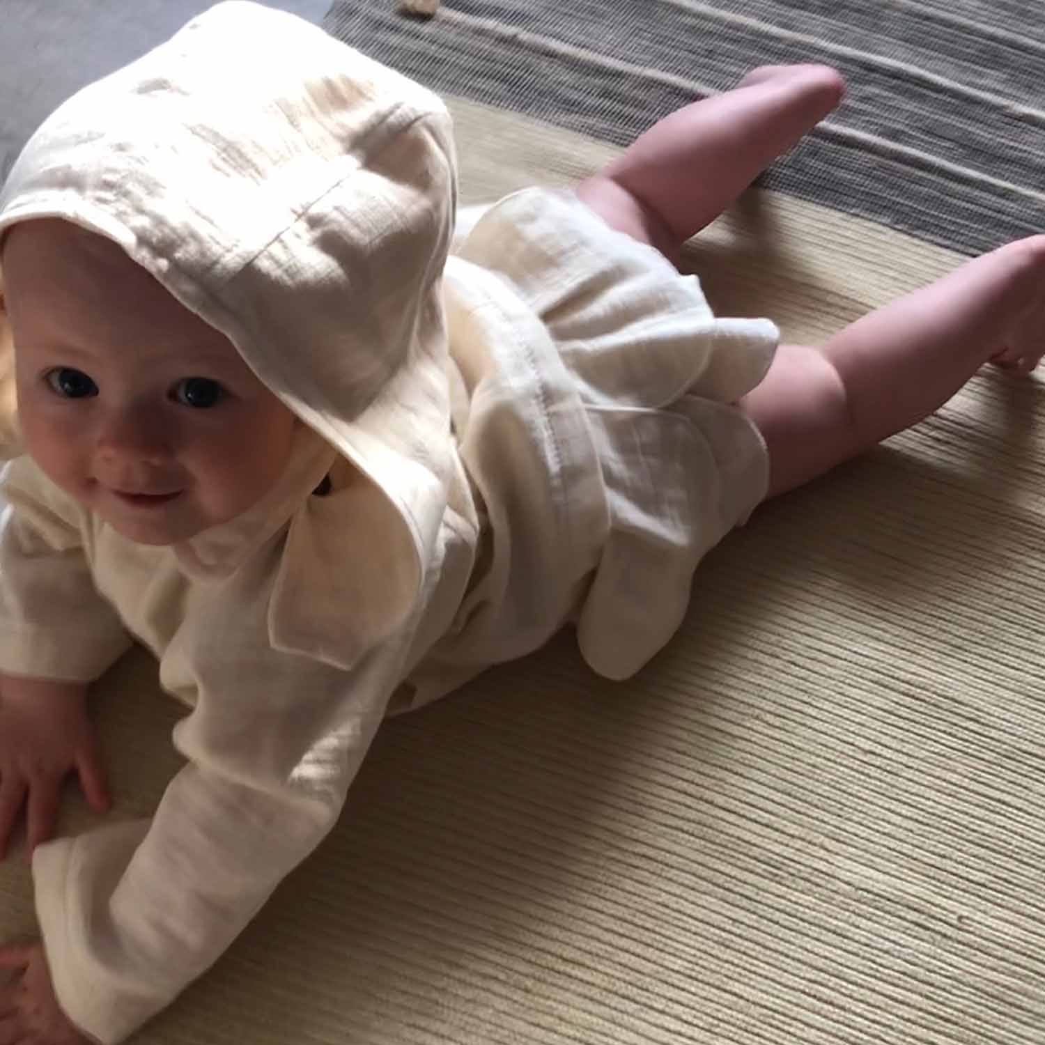 Infantium Victoria White Baby Kleid Weiß Blüten Musselin